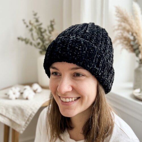Bonnet femme noir au crochet fait main, fil doux velours polyester