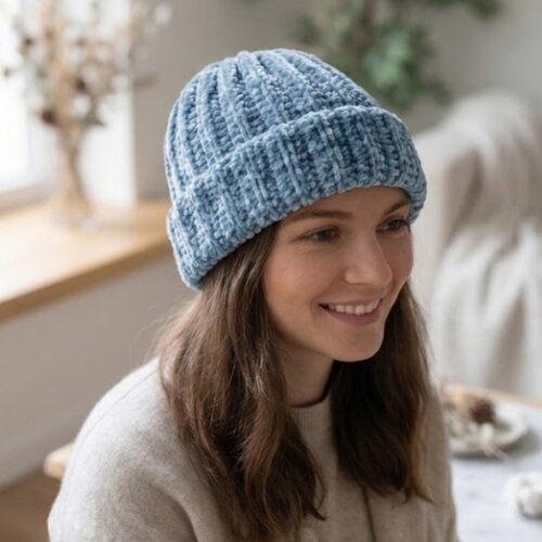 Bonnet femme au crochet fait main bleu chiné en fil doux velours polyester, accessoire d’hiver