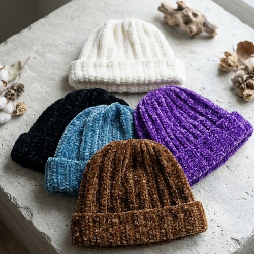 Bonnet femme fait main en fil velours polyester, plusieurs couleurs au choix