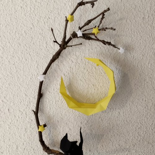 Branche de bois décorative lune, chat et étoiles en origami. une décoration murale naturelle, pleine de douceur