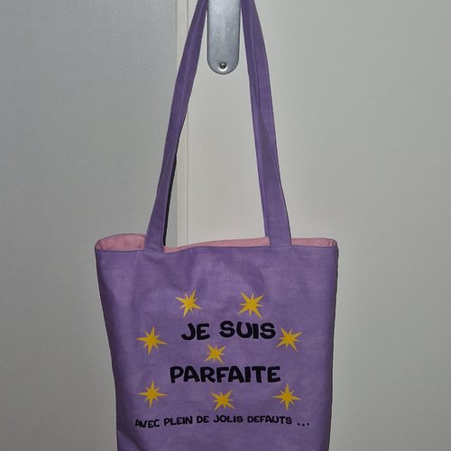 Nouveauté tote bag "je suis parfaite" fond violet moiré