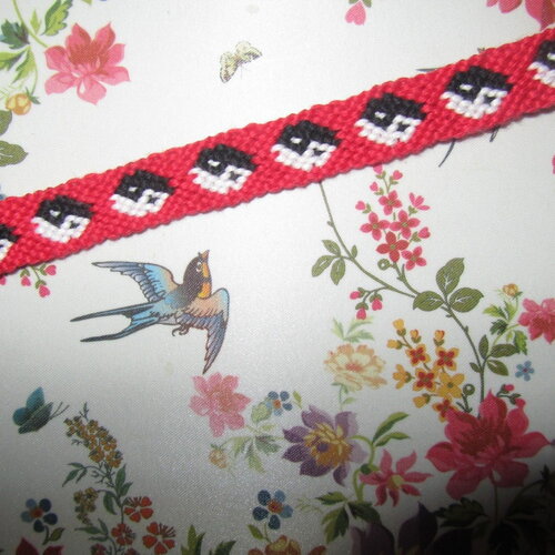 Bracelet brésilien dessinant ying et yang rouge