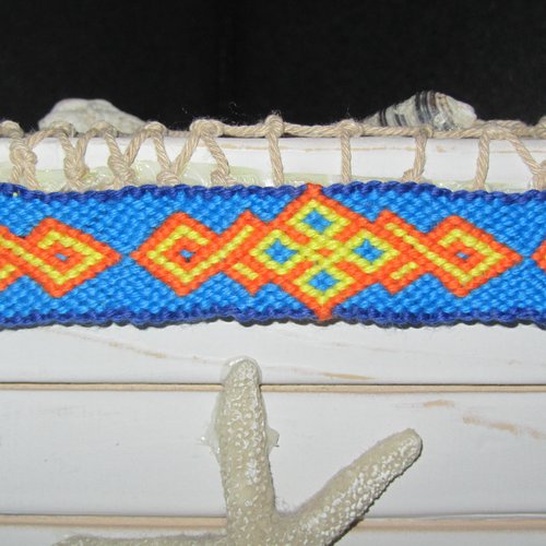 Nouveaute: bracelet brésilien dessin celtique fluo