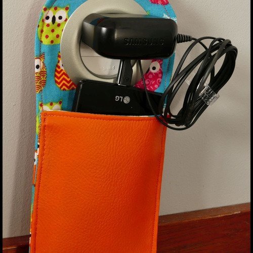 Porte chargeur de téléphone portable bleu orange chouettes hiboux multicolores