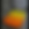 Pendentif dégradé noir jaune orange motifs cercles noirs