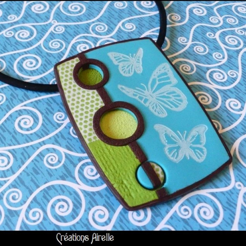 Pendentif en polymère vert et bleu à motifs papillons