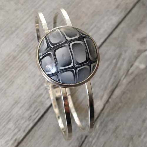 Bracelet ouvrable en métal avec médaillon en polymère