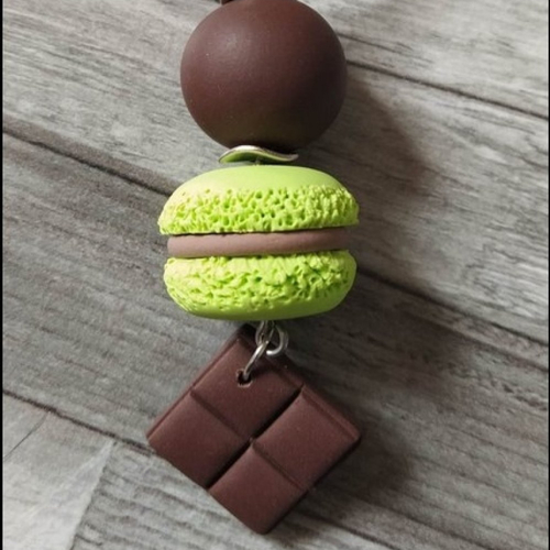 Pendentif polymère gourmandises macaron carré de chocolat