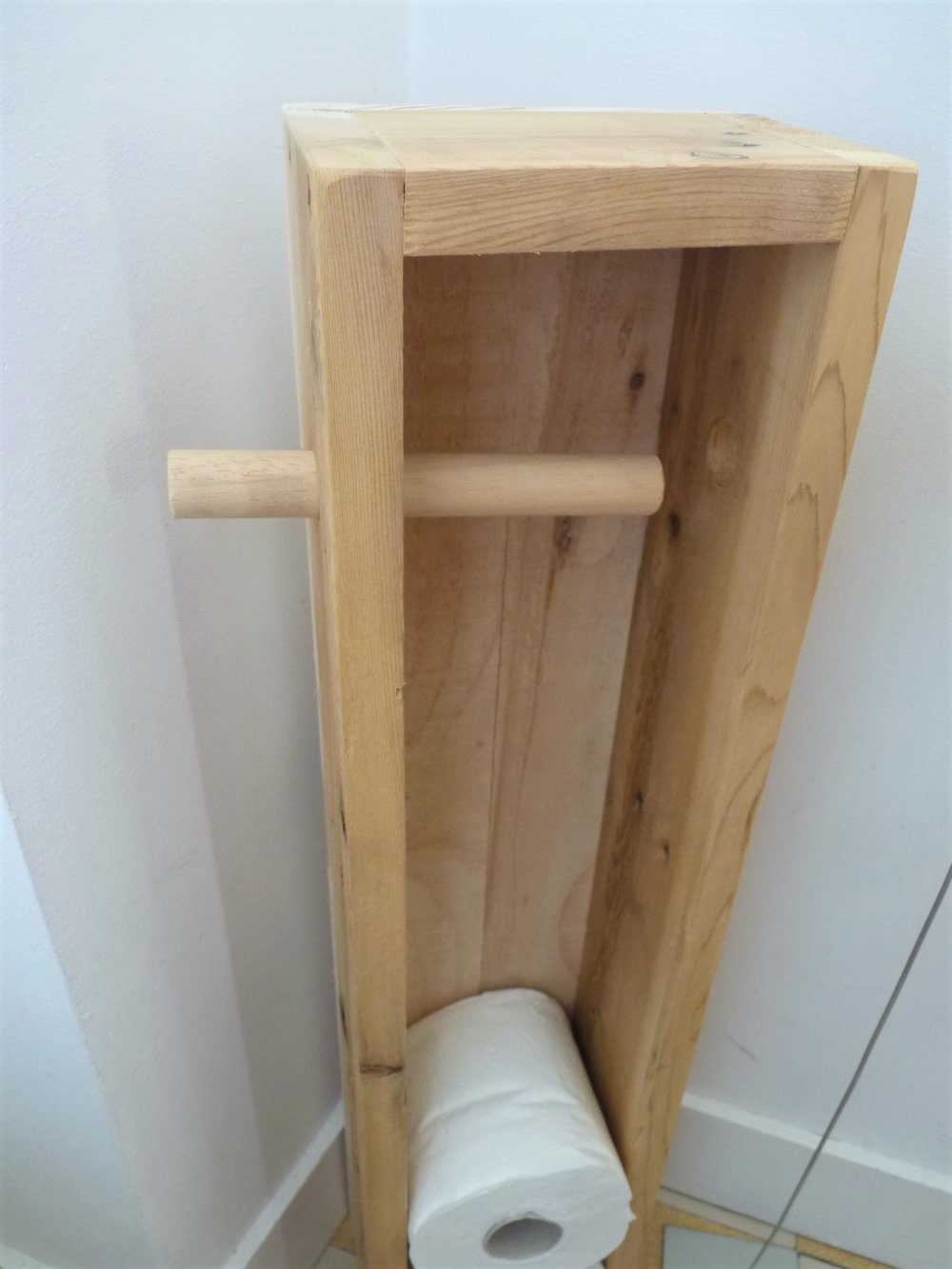 Dérouleur papier toilettes bois palettes  Porte papier toilette en bois,  Dérouleur papier toilette, Papier toilette