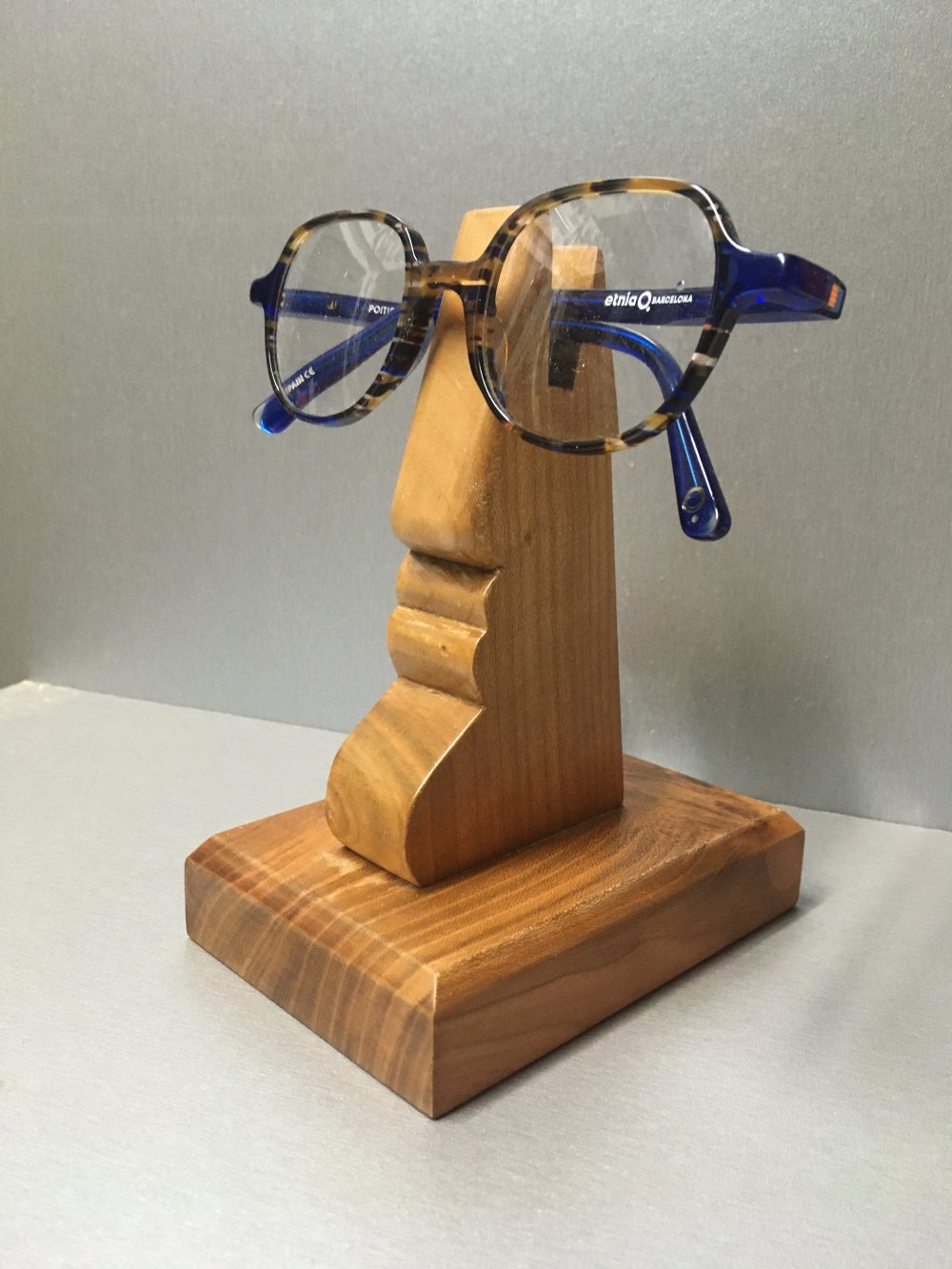 Stand porte-lunettes en bois par Orphéo — Wikifab