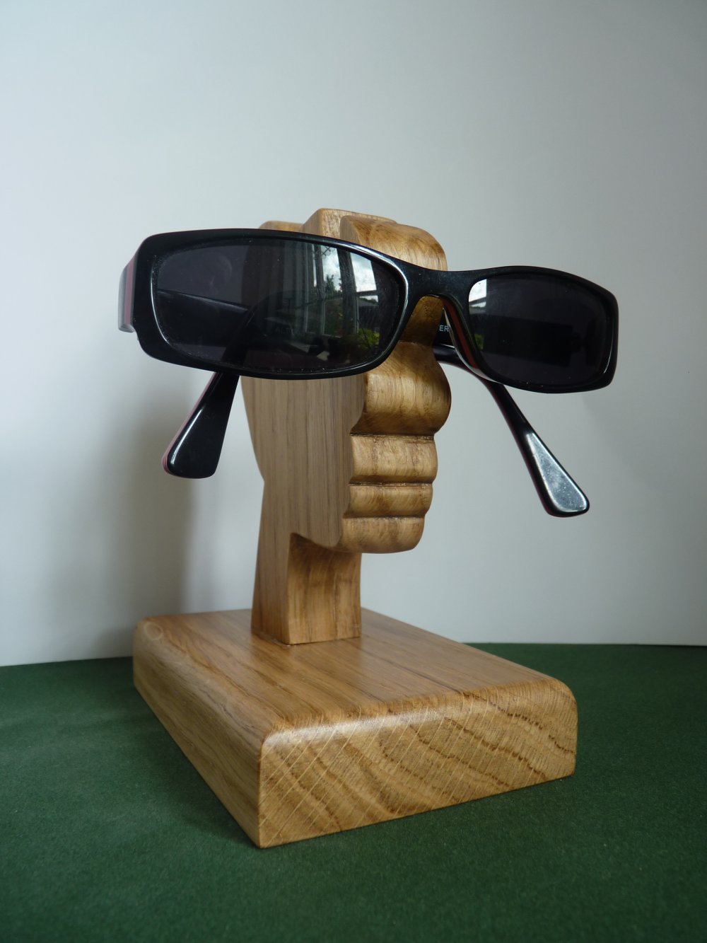 Porte-lunettes en bois vernis - Un grand marché