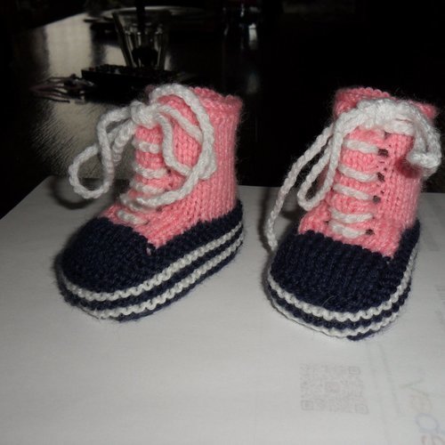 Chaussons bébé laine acrylique genre basket rose,bleu,blanc