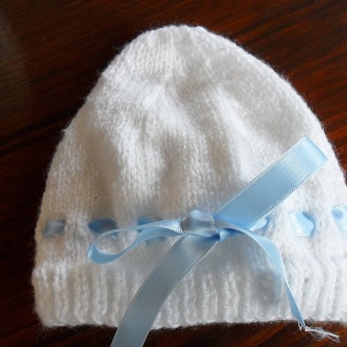 Bonnet bébé en laine acrylique 0/3 mois blanc ruban bleu