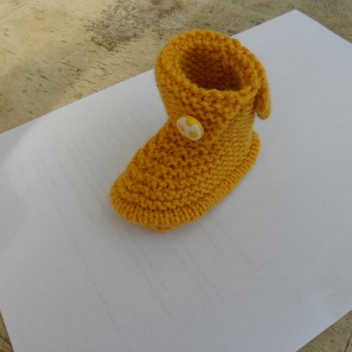 Chaussons bébé tricoter en laine moutarde 0/3 mois