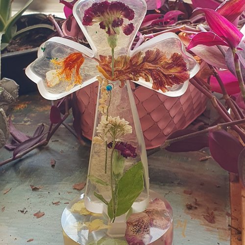 Croix en résine époxy avec fleurs véritable séchées