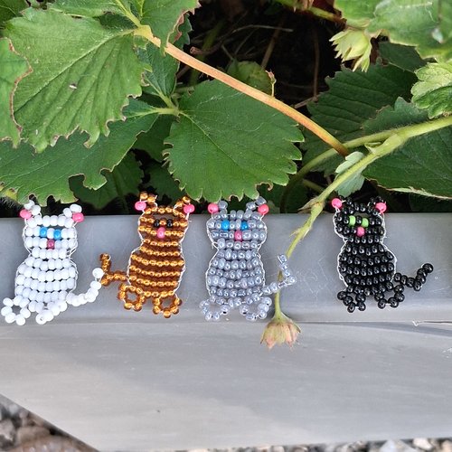 Mini charme chat en perles