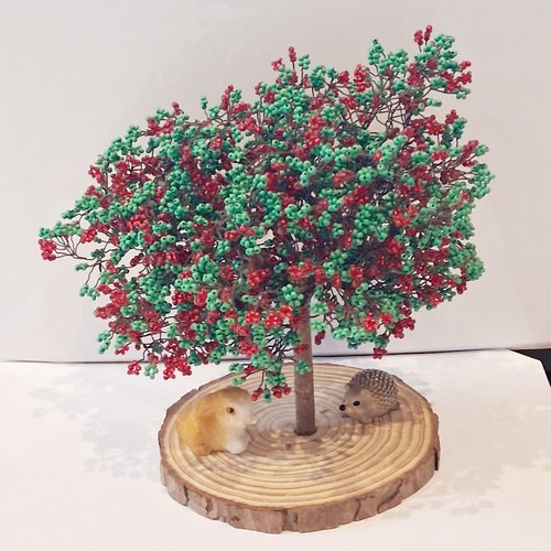 Grand arbre rouge et vert en perles