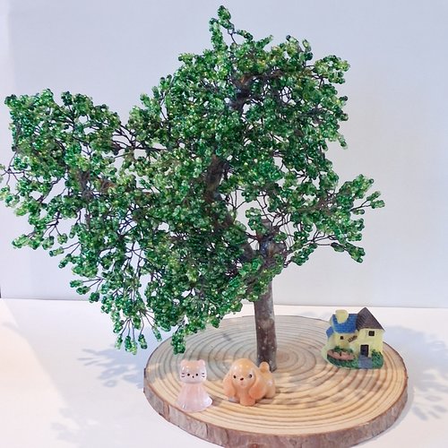 Grand arbre vert et ses petits compagnons