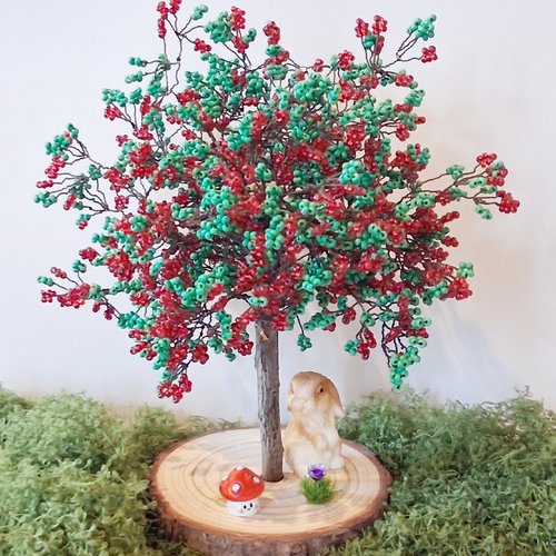 Petit arbre rouge et vert et son lapin