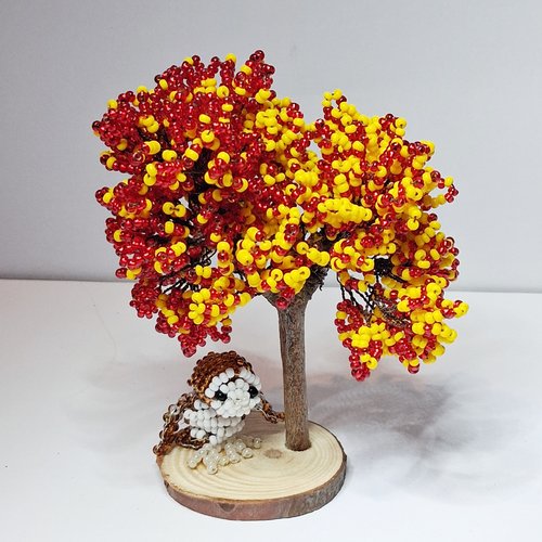 Le petit hibou sous l'arbre rouge et jaune