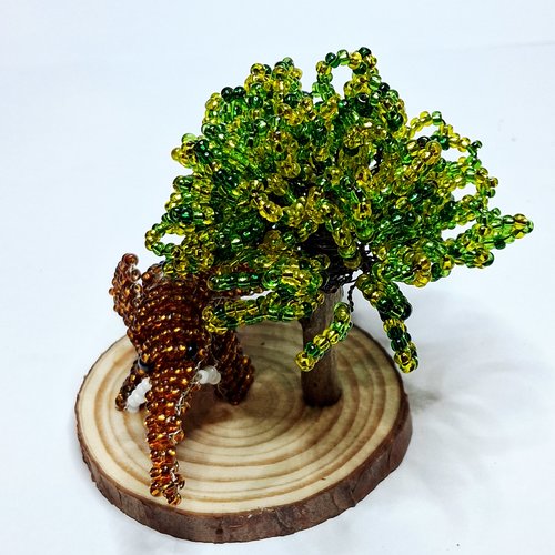 Petit éléphant sous l'arbre vert et jaune