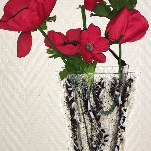 Vase mural noir et blanc soliflore pour les fleurs création en verre fusionné