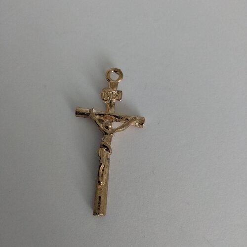 Pendentif religieux grande croix en acier doré avec le &quot;christ&quot;