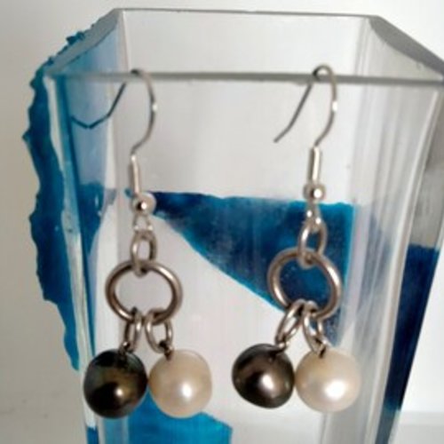 Boucles d'oreilles en argent 925 avec perles de synthèse écrue et grise sur support en argent 925