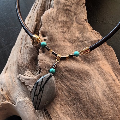 Collier cuir rond gris taupe avec pendentif en jaspe zébré