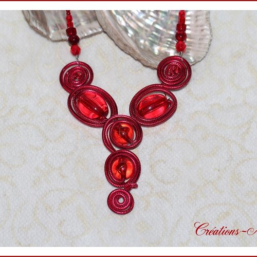 Collier artisanal rouge , spirales