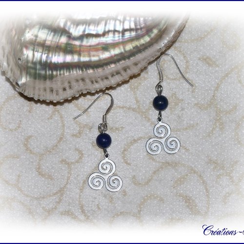 Boucles d'oreilles triskel et pierres bleues