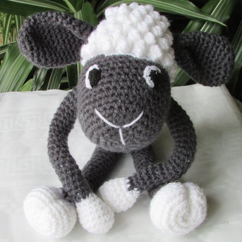 Doudou amigurumi mouton