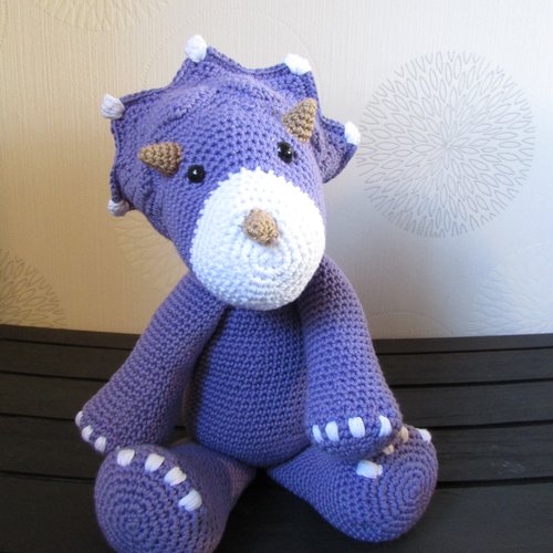 Dinosaure tricératops amigurumi