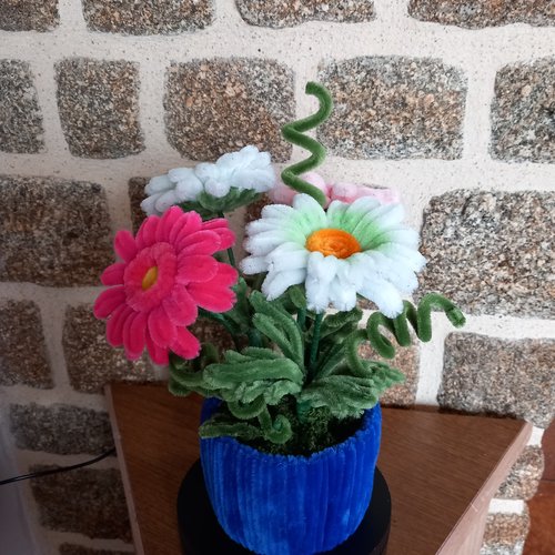 Pot de fleurs immortelles fait main en cure pipe chenille