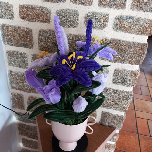 Composition de fleurs immortelles fait main en cure pipe chenille