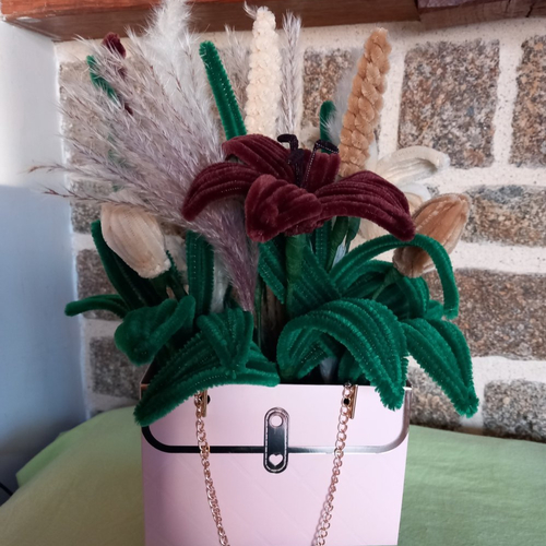 Composition de fleurs éternelles en fil chenille