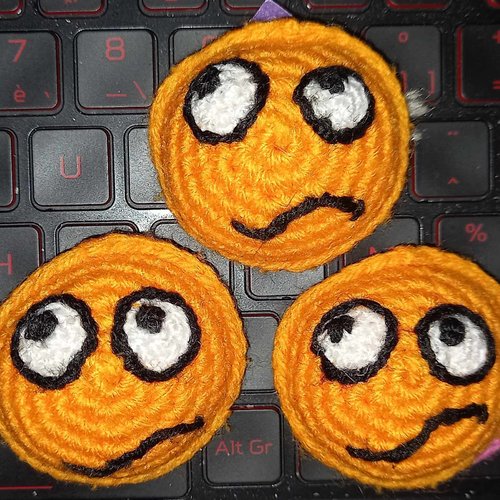 Magnet smiley mécontent, sur fond orange