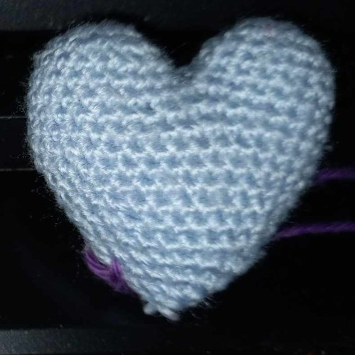 Magnet cœur bleu ciel en crochet