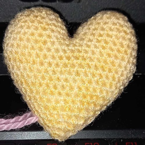 Magnet cœur jaune paille en crochet