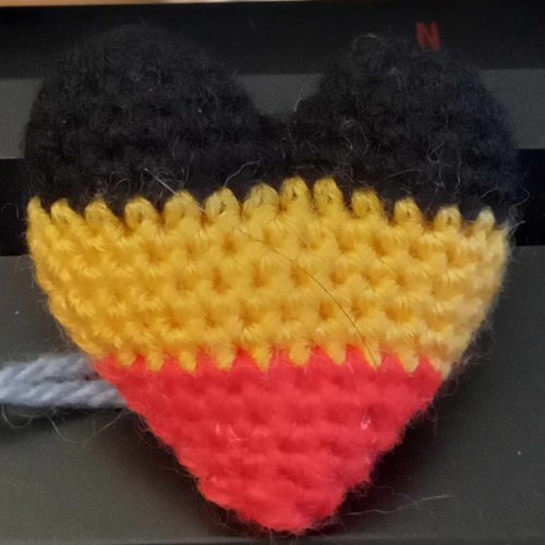 Broche cœur, drapeau de belgique, rayures horizontales