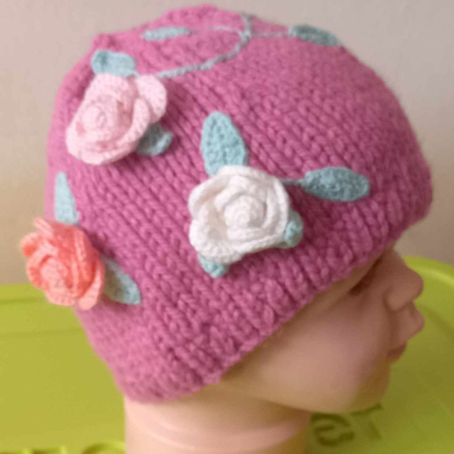 Bonnet mauve orné de fleurs, taille environ 1-2 ans