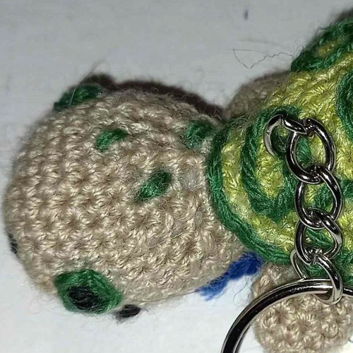 Porte-clés tortue terrestre vert anis broderie vert foncé, anneau métallique