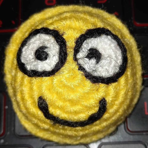 Magnet smiley joie sur fond jaune clair