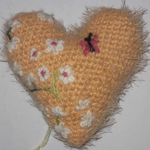 Petit coussin cœur orange poilu et brodé de fleurs