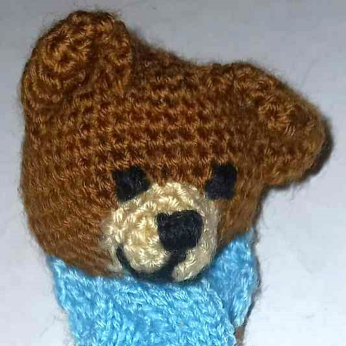Marque-page ours brun avec une écharpe turquoise