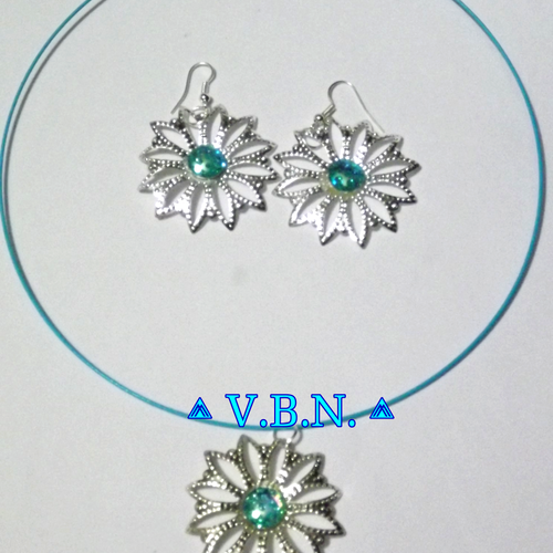 Parure collier cable et boucles d'oreilles, avec fleur metal argente vieillis et cabochon turquoise de 10mm