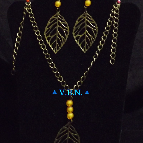 Parure feuilles collier et boucles d'oreilles bronze avec perles dépolie mat de 8mm jaune