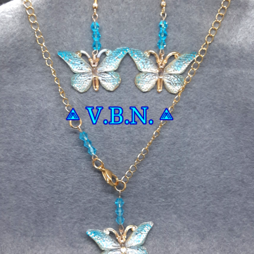 Parure collier et boucles d'oreilles papillons bleu en résine.