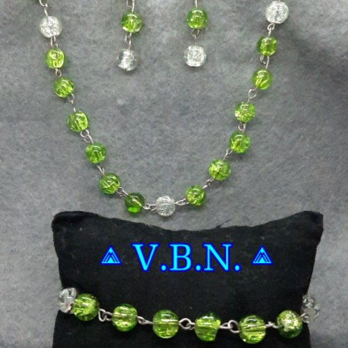 Parure collier sautoir, bracelet et boucles d'oreilles en perles verre craquelée bi-couleur vert et blanc de 8mm