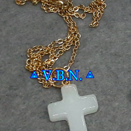 Collier avec croix en verre blanc en acier inoxydable doré